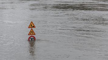 Des panneaux de signalisation sous l'eau suite aux inondations en France